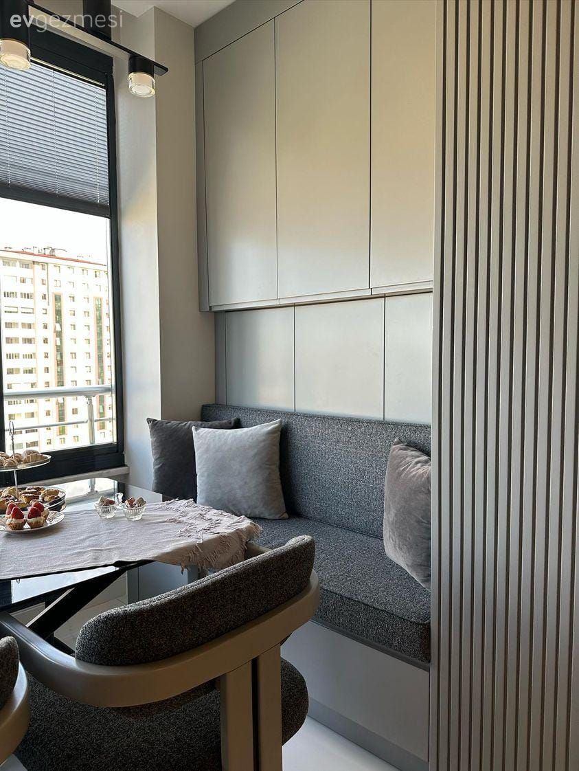 Mutfak, Özel yapım dolaplar, Dolap, Antrasit  , Beyaz, Sandalye, Mutfak masası, Jaluzi, Sedir, Mutfak köşesi, Spot aydınlatma, Aydınlatma