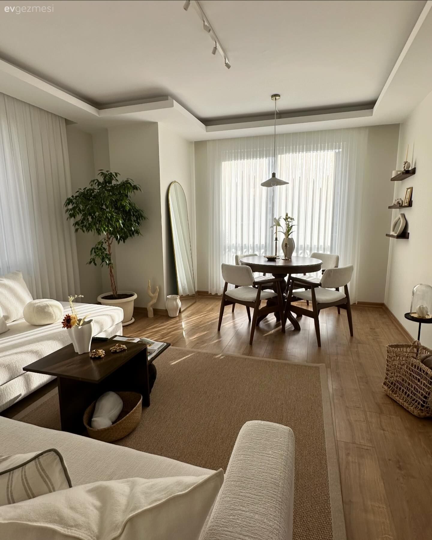 Bu Dekorda Köşe Koltuk ve Yuvarlak Masa Konforun Sinyallerini Veriyor!