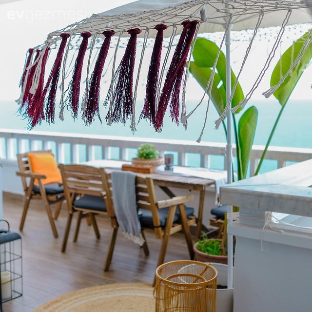 Balkon, Beyaz, Ahşap Mobilya, Balkon masası, Sandalye, Balkon zemini, Ev bitkisi