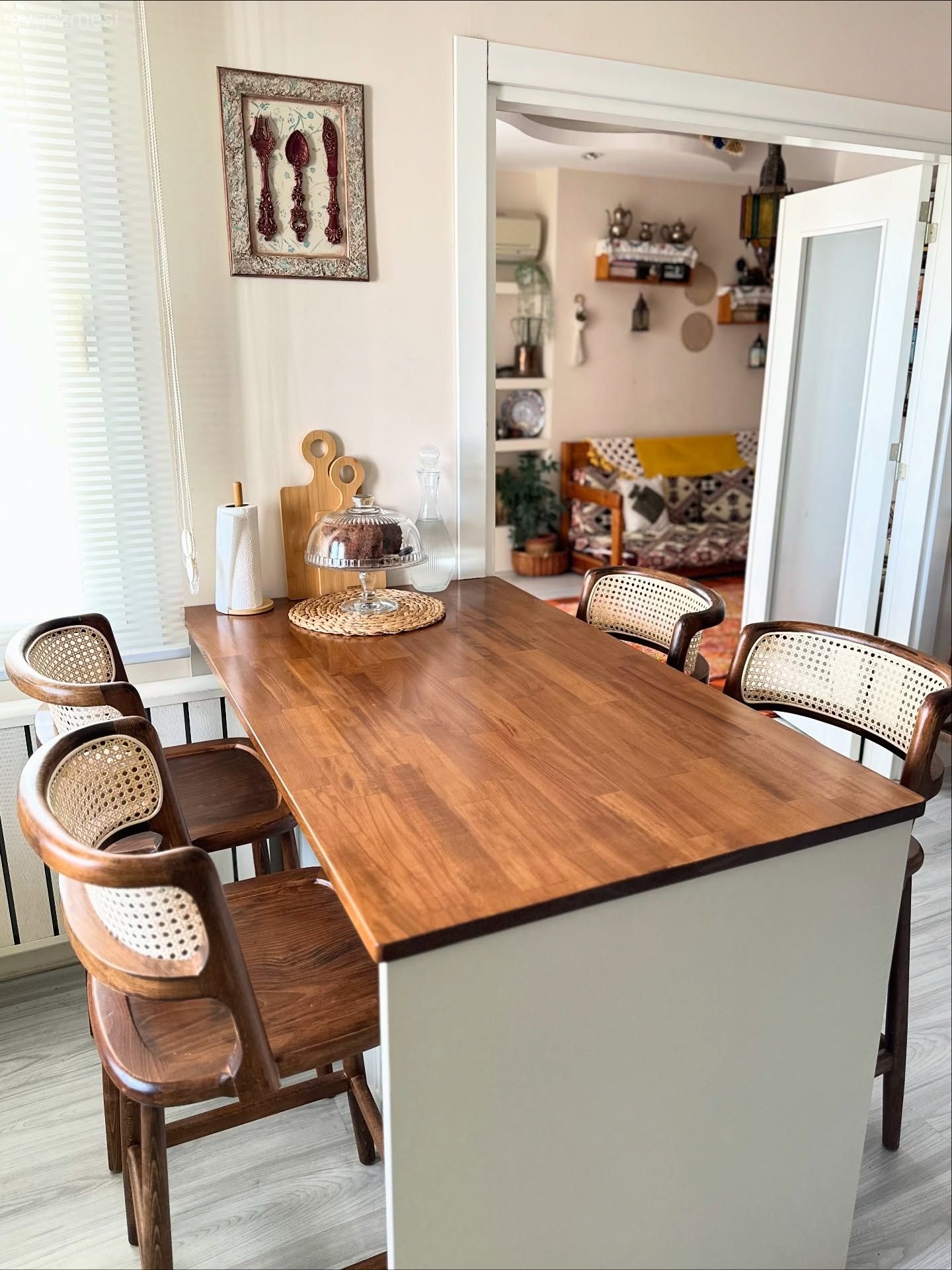 Kırmızı Dolaplarla Vedalaşan Bu Mutfak Ferahlığa Adım Atmış