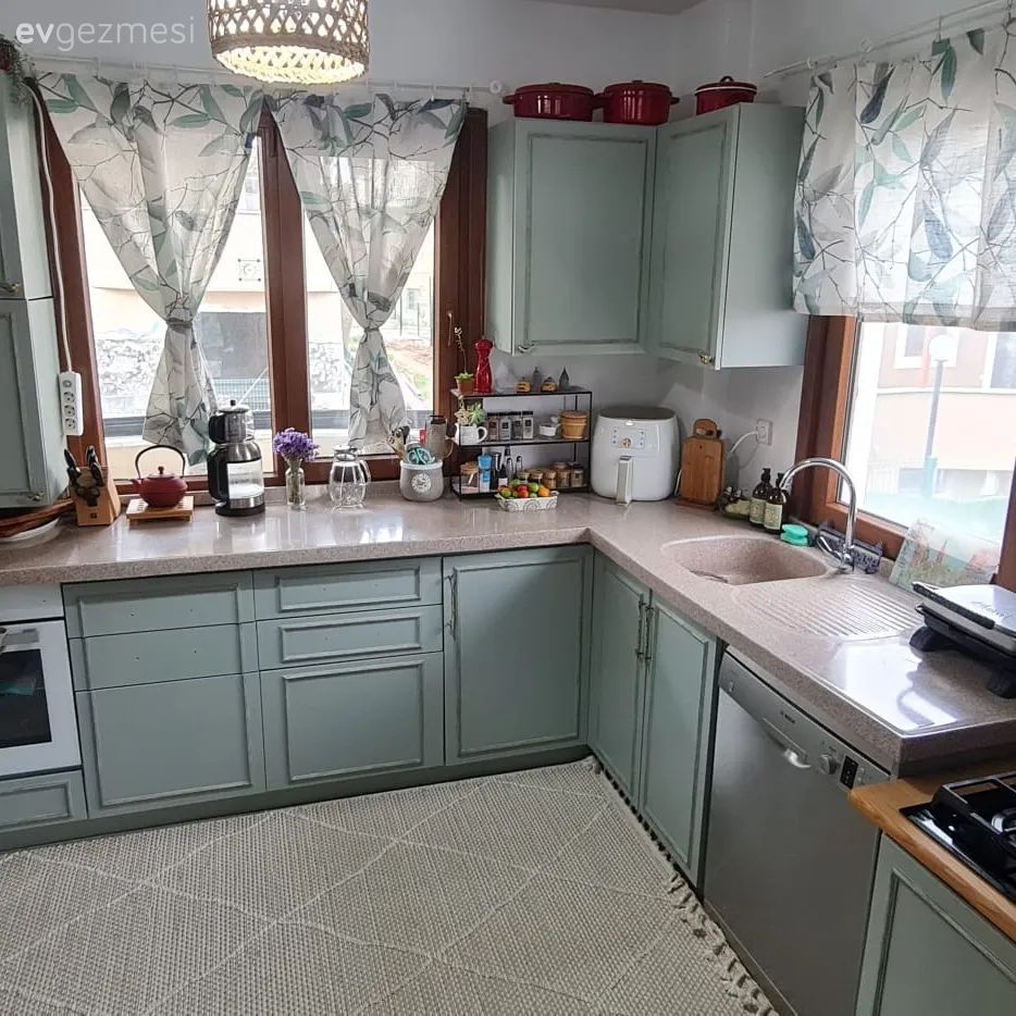 Öncesi&Sonrası: Mint Yeşiline Dönen Bu Mutfağın Kulpları İlgi Çekici!