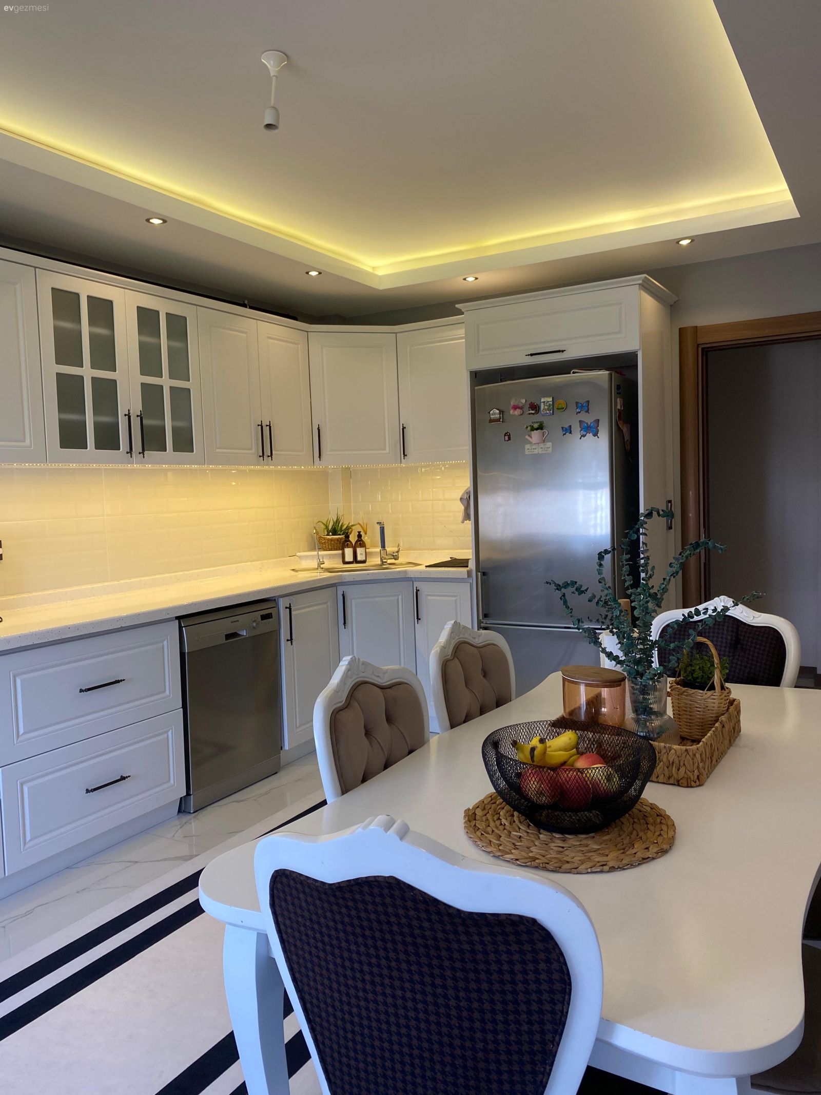 Mutfak, Beyaz, Country, Country mutfak, Beyaz mutfak, Shaker kapaklı dolaplar, Tek duvar mutfak, Mutfak tezgahı, Mutfak tezgah arası, Ankastre, Davlumbaz, Mutfak halısı, Mutfak perdesi, Stor perde, Sandalye, Mutfak masası, Siyah, Led aydınlatma, Aydınlatma, Spot aydınlatma