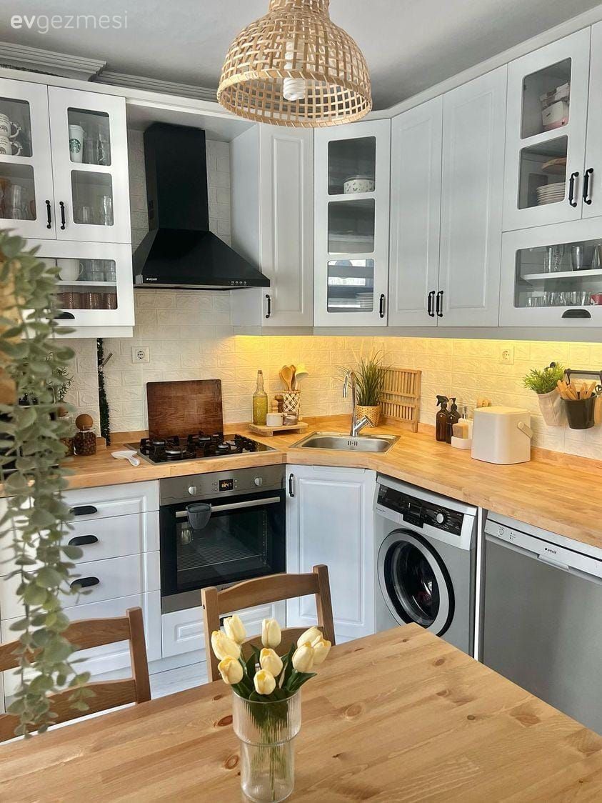 Mutfak, İskandinav, Beyaz ve ahşap mutfak, Mutfak tezgahı, Mutfak tezgah arası, Tezgah arası seramik, Ahşap mutfak tezgahı, Hasır avize, Mutfak masası, Sandalye, Ev bitkisi