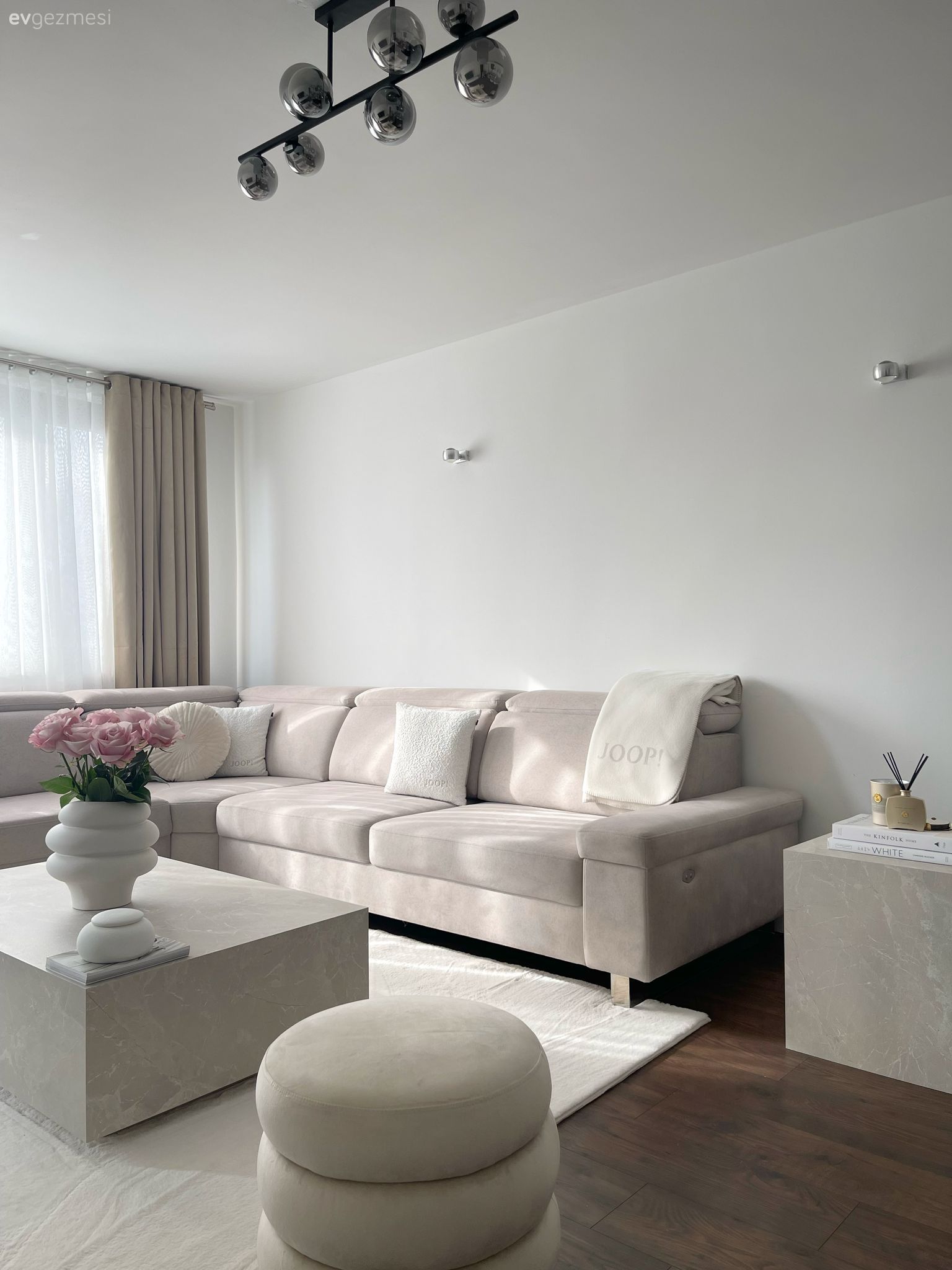 Salon, Modern, Beyaz, Krem, Bej, Koltuk takımı, Orta sehpa, Sehpa, Puf, Halı, Salon halısı, Avize, Aydınlatma, Salon avizesi, Dekoratif Objeler