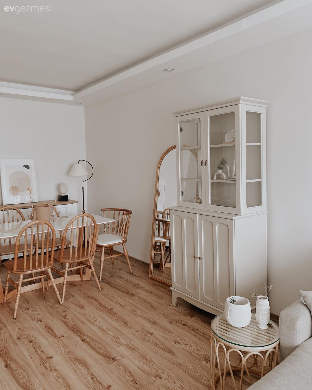 Salon, İskandinav, Beyaz, Kahverengi, Krem, Bej, Vitrin, Sandalye, Yemek masası, Parke, Konsol, Boy aynası, Ayna, Saksı, Yan sehpa, Sehpa, Rattan sandalye