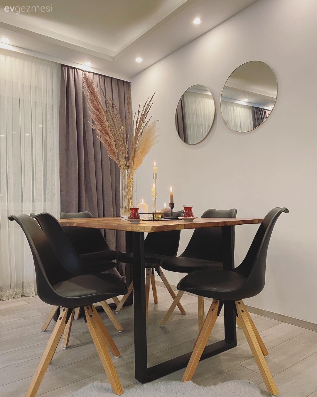 Yemek Odası, Yemek masası, Sandalye, Pampas otu, Vazo, Ev Aksesuar, Yuvarlak ayna, Dekoratif ayna, Fon perde, Perde, Tül perde, Siyah, Beyaz