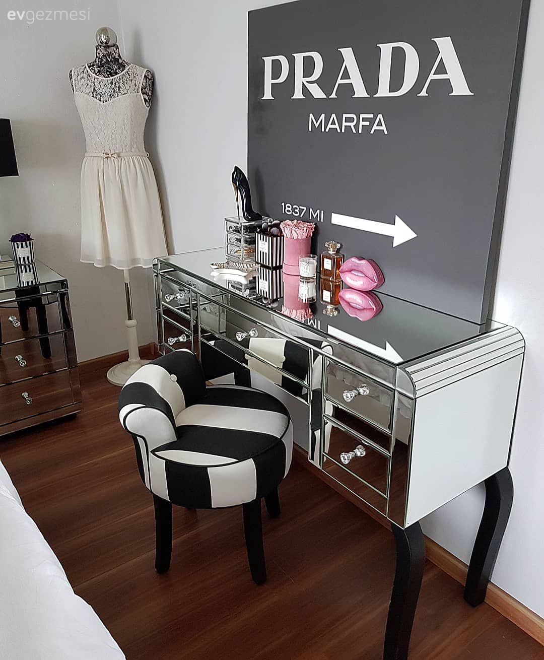 Art deko, Aynalı mobilya, Ayna, Makyaj masası, Yatak Odası, Puf, Siyah- Beyaz, Duvar panosu, Duvar dekorasyonu, Komodin