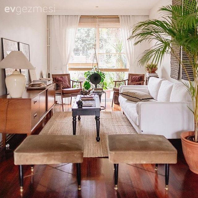 Salon, Bohem Dekorasyon, İskandinav, Beyaz, Kahverengi, Vizon, Ahşap Mobilya, Koltuk takımı, Berjer, İskandinav berjer, Fon perde, Perde, Yan sehpa, Sehpa, Konsol, Konsol üzeri dekoratif objeleri, Puf, Jüt halı, Halı, Tablo, Duvar dekorasyonu, Ev bitkisi, Abajur, Aydınlatma, Parke, Orta sehpa, Jaluzi