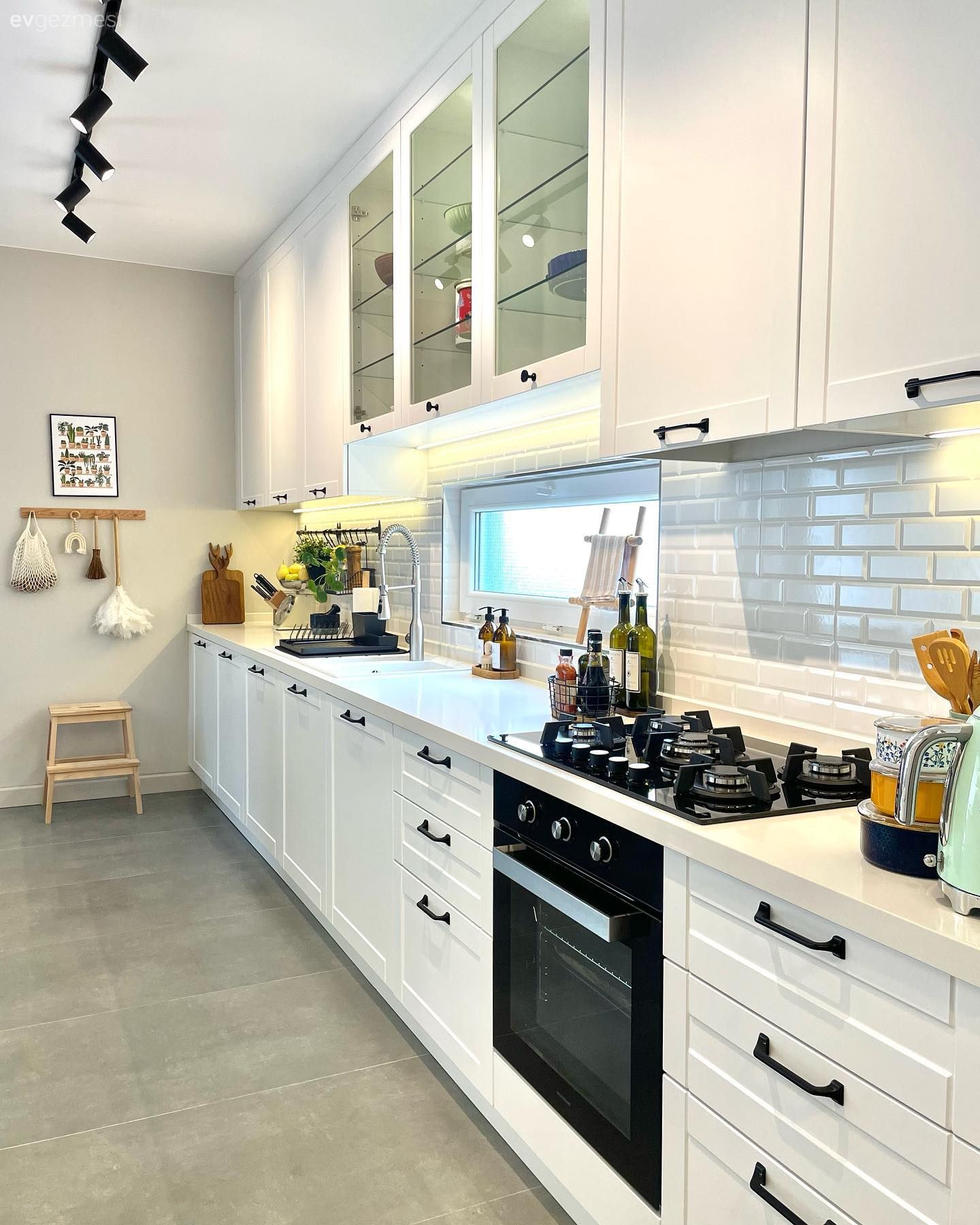 Mutfak, Beyaz, Siyah, Mutfak tezgahı, Mutfak tezgah arası, Tezgah arası seramik, Ankastre, Spot aydınlatma, Aydınlatma, Mutfak aksesuarları, Mutfak zemin seramikleri, Shaker kapaklı dolaplar
