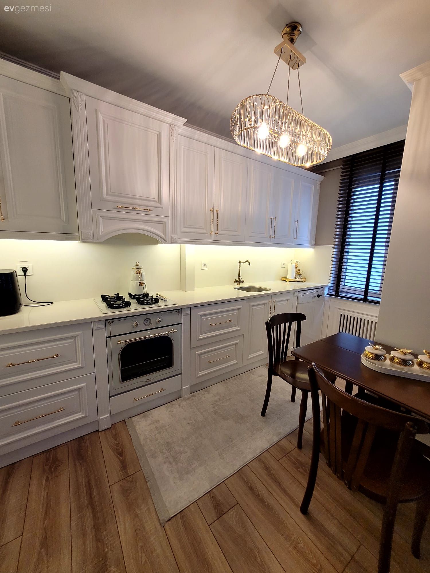 Mutfak, Country, Beyaz, Beyaz mutfak, Shaker kapaklı dolaplar, Mutfak tezgahı, Mutfak tezgah arası, Porselen tezgah, Ankastre, Jaluzi, Sandalye, Mutfak masası, Mutfak Avize Modelleri