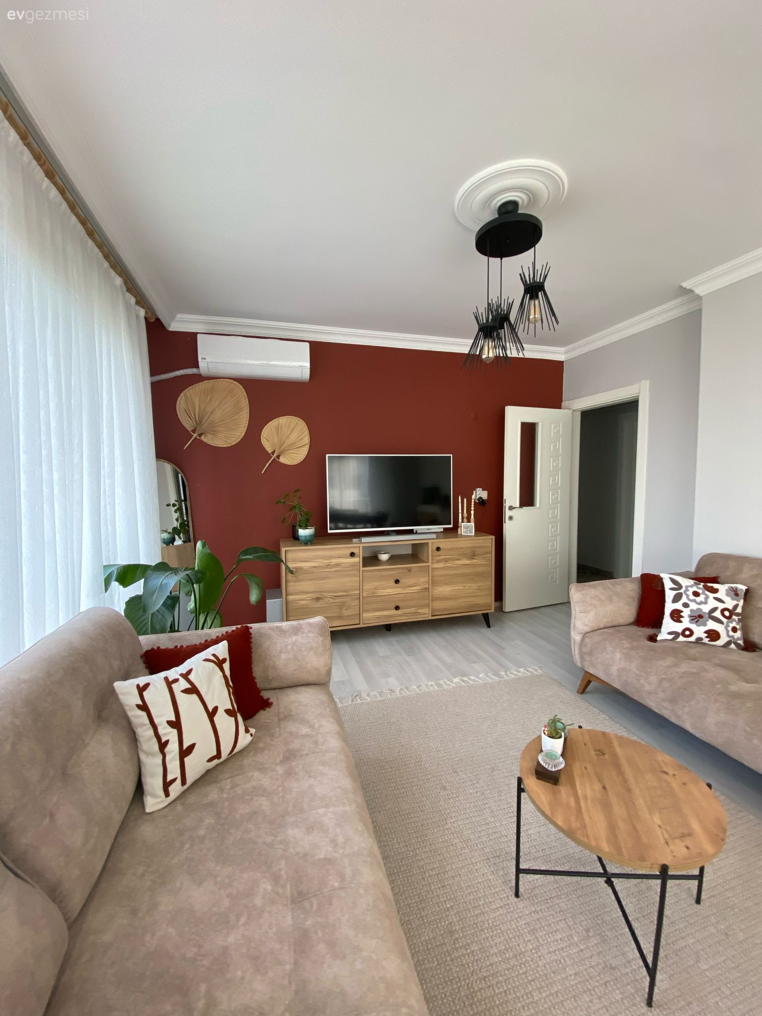 Salon, Vizon, Bej, Beyaz, Koltuk takımı, Kırlent, Ev tekstili, Tül perde, Perde, Turuncu duvar rengi, Hasır, Tv ünitesi, Tv ünitesi aksesuarları, Ev Aksesuar, Orta sehpa, Sehpa, Halı, Salon halısı, Ev bitkisi, Saksı