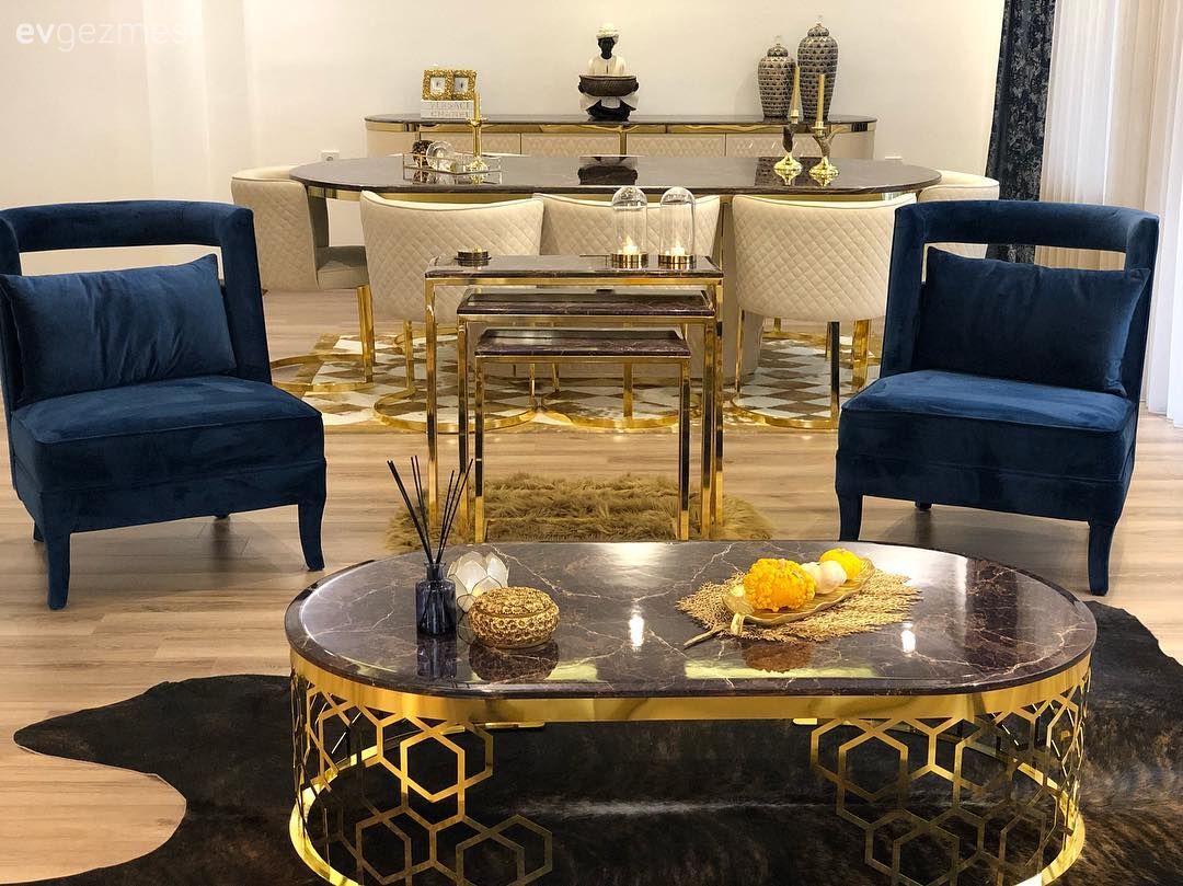 Salon, Parlament mavisi, Krem, Koltuk takımı, Kırlent, Ev tekstili, Altın, Mermer sehpa, Sehpa üstü aksesuarı, Ev Aksesuar, Yemek masası, Mermer masa, Sandalye, Geometrik mobilya, Post halı, Halı, Salon halısı, Fon perde, Perde, Tül perde, Tavan dekorasyon, Konsol, Konsol üzeri dekoratif objeleri, Berjer