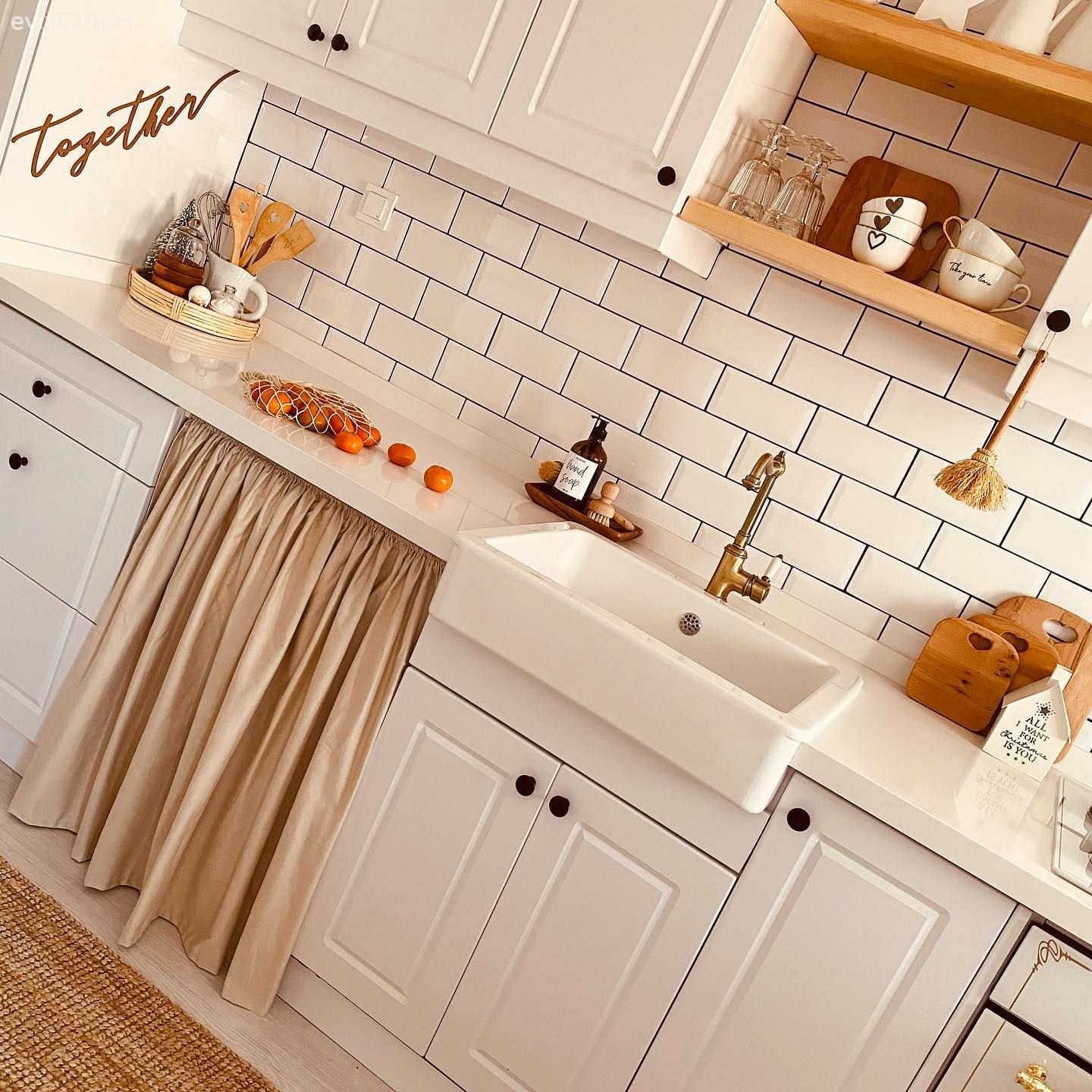 Bu Şirin Evde Beyaz ve Ahşap Her Köşede Kol Kola!