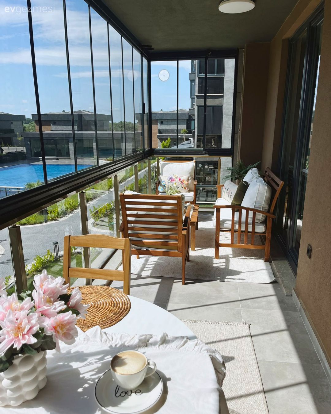 Balkon, Modern, Bej, Beyaz, Balkon oturma grubu, Ahşap Mobilya, Balkon masası, Kapalı balkon, Dekoratif Objeler, Balkon duvar dekorasyonu