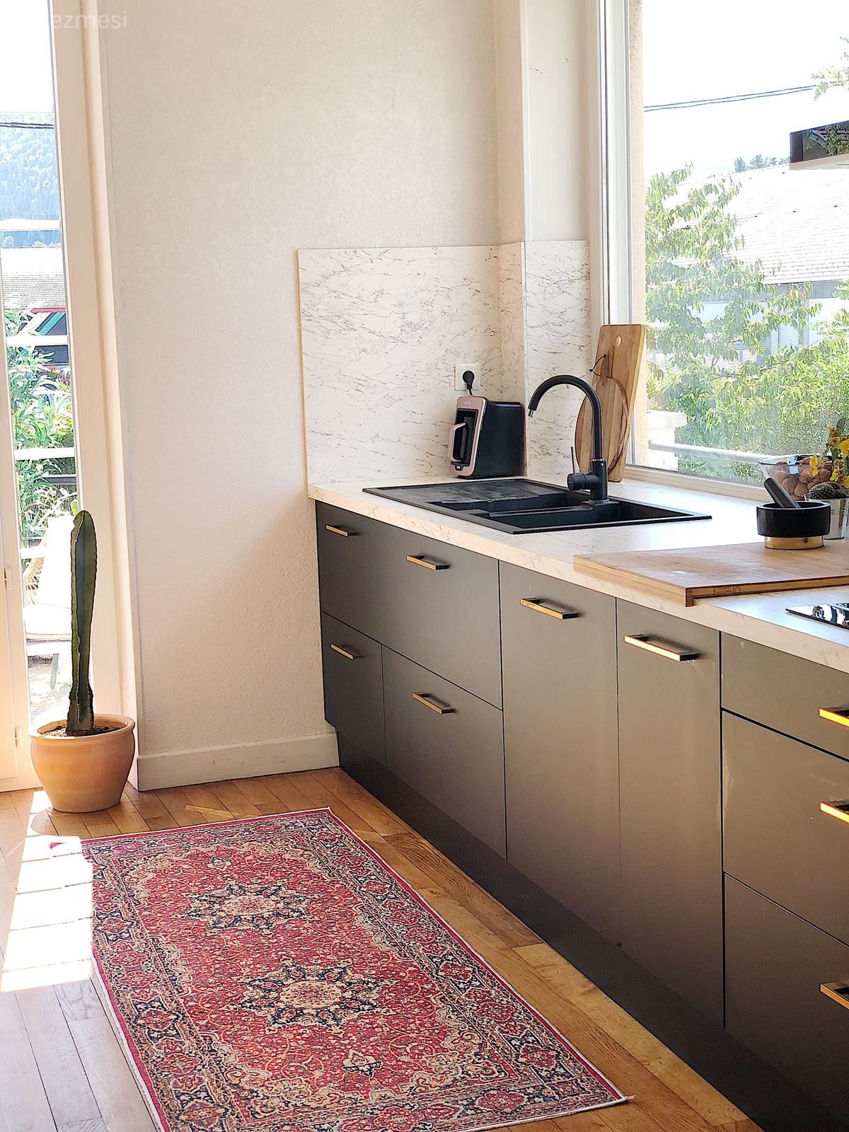 Bu Evin Renkleri Pencereden Yansıyan Güneşle Daha Güzelleşmiş