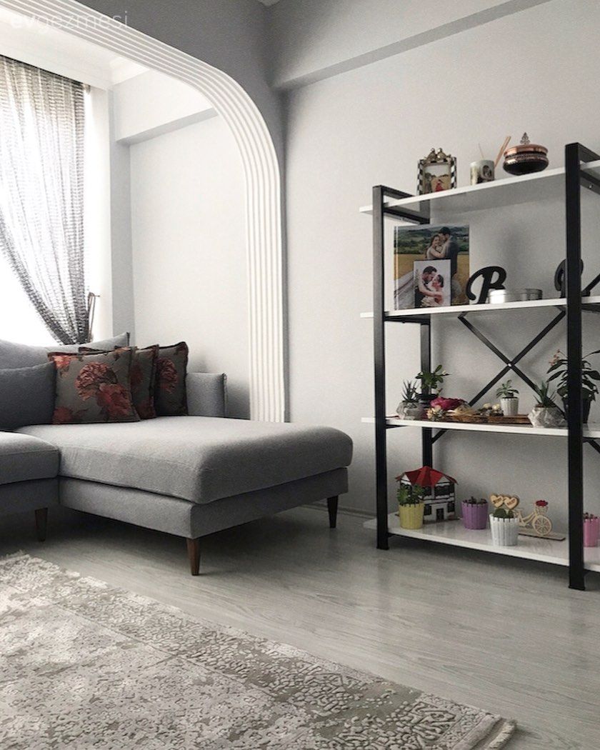 Oturma Odası, Gri, Kırmızı, Köşe koltuk, Koltuk takımı, Halı, Siyah, Tül perde, Perde, Kırlent, Ev tekstili, Kitaplık, Kitaplık dekoratif objeleri, Ev Aksesuar