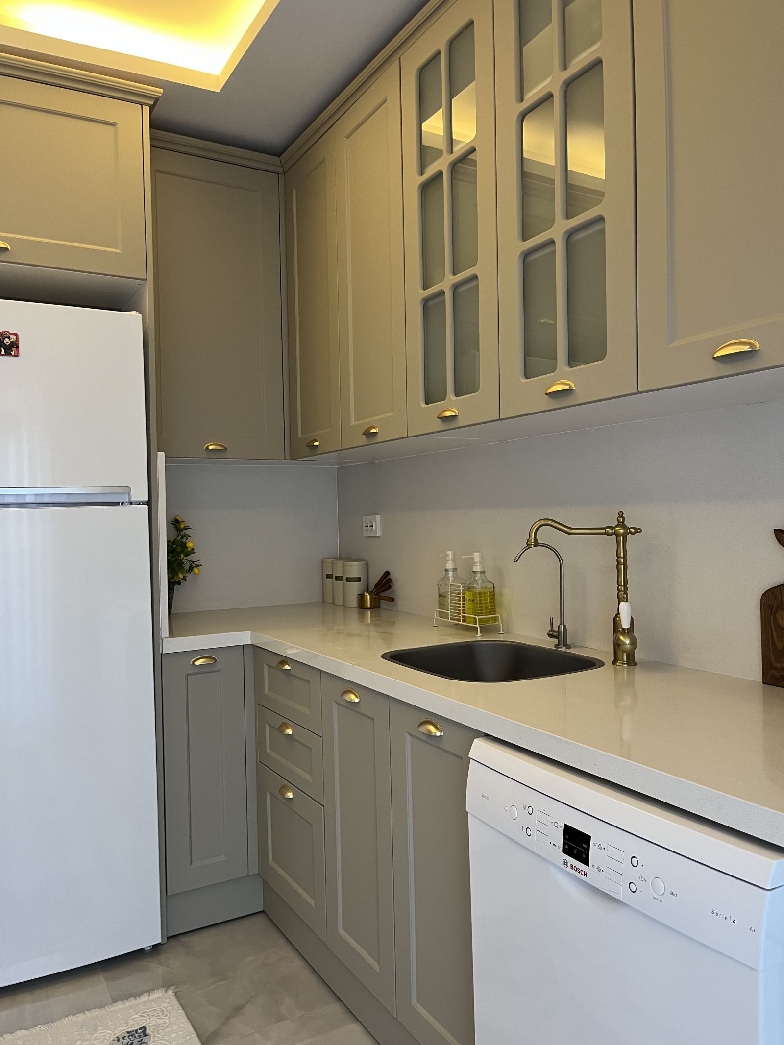 Bu Küçük Manisa Mutfağında Gri Dolaplar Şıklık Kaynağı