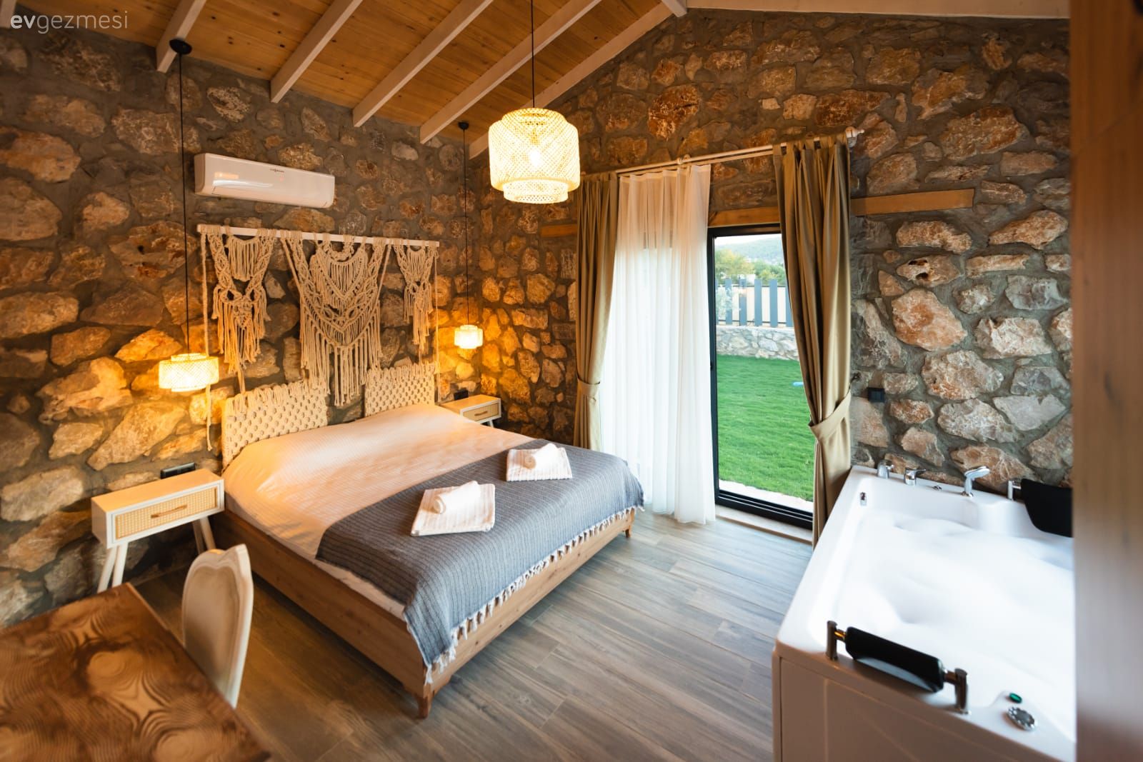 Yatak Odası, Taş duvar, Duvar dekorasyonu, Rustik, Beyaz, Gri, Tavan dekorasyon, Avize, Aydınlatma, Jakuzi, Parke, Makrome, Fon perde, Perde, Tül perde