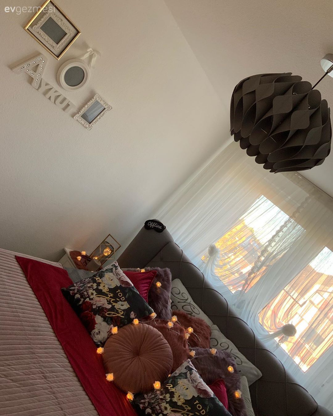 Yatak Odası, Gri, Kırmızı, Pudra pembe, Yatak örtüsü, Kırlent, Ev tekstili, Yatak başlığı, Halı, Led peri ışık, Mumluk, Ev Aksesuar, Duvar dekorasyonu, Avize, Aydınlatma, Yatak odası avizesi, Tül perde, Perde