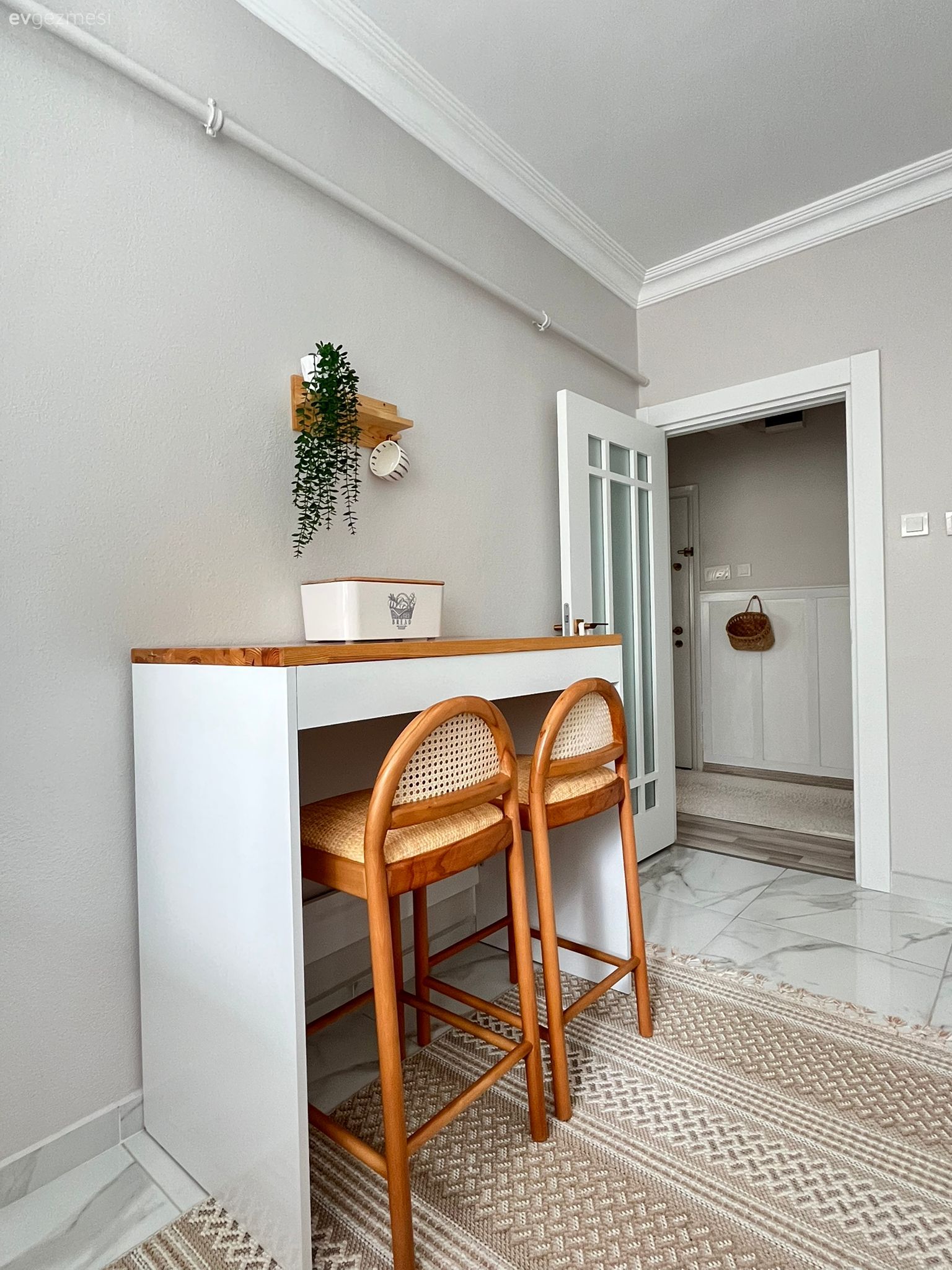 Beyaz ve Ahşap Birlikteliği Bu Evin Temel Kriteri