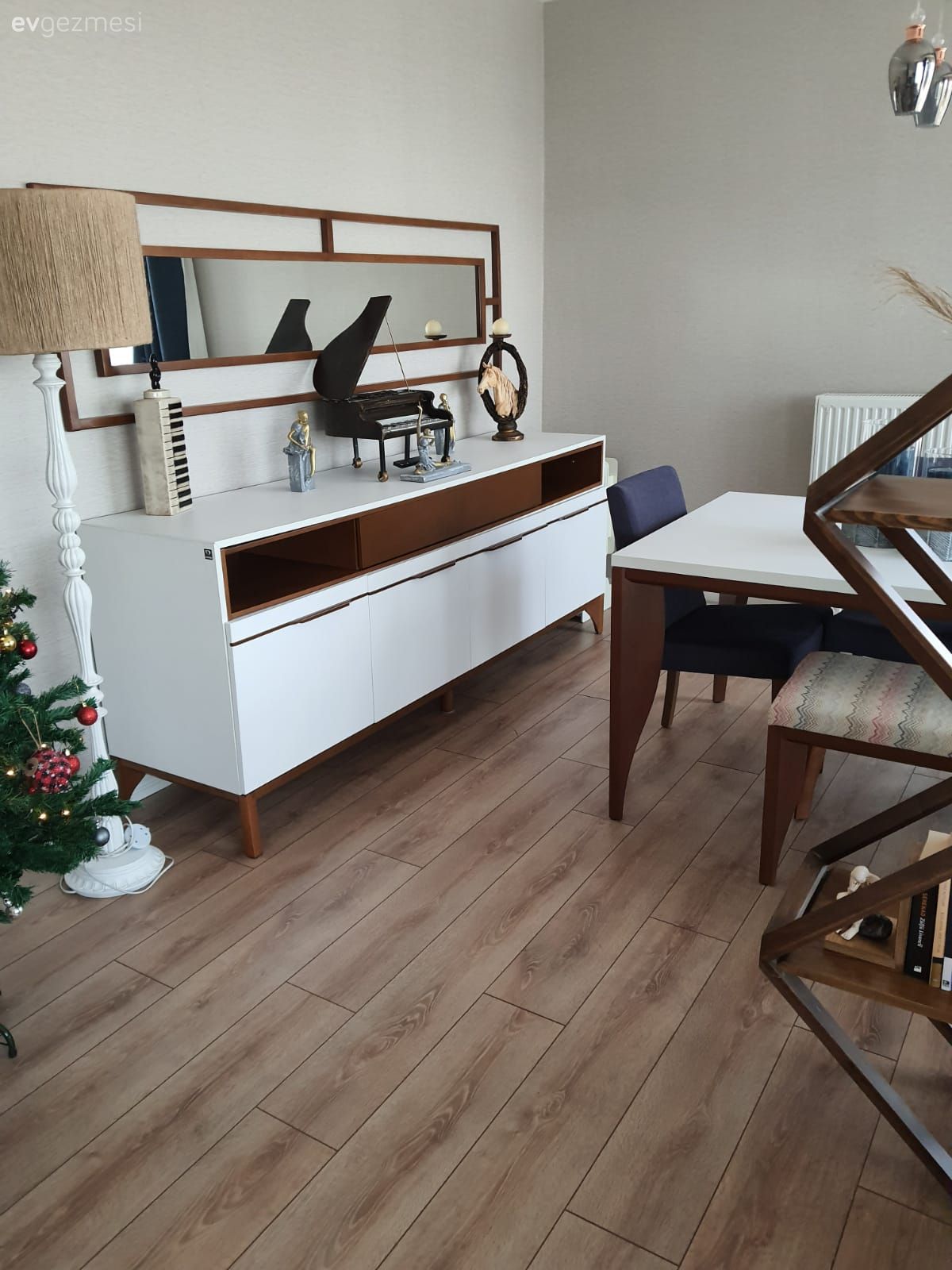 Beyaz, Kahverengi, Vizon, Konsol, Konsol üzeri dekoratif objeleri, Sandalye, Yemek masası, Bank