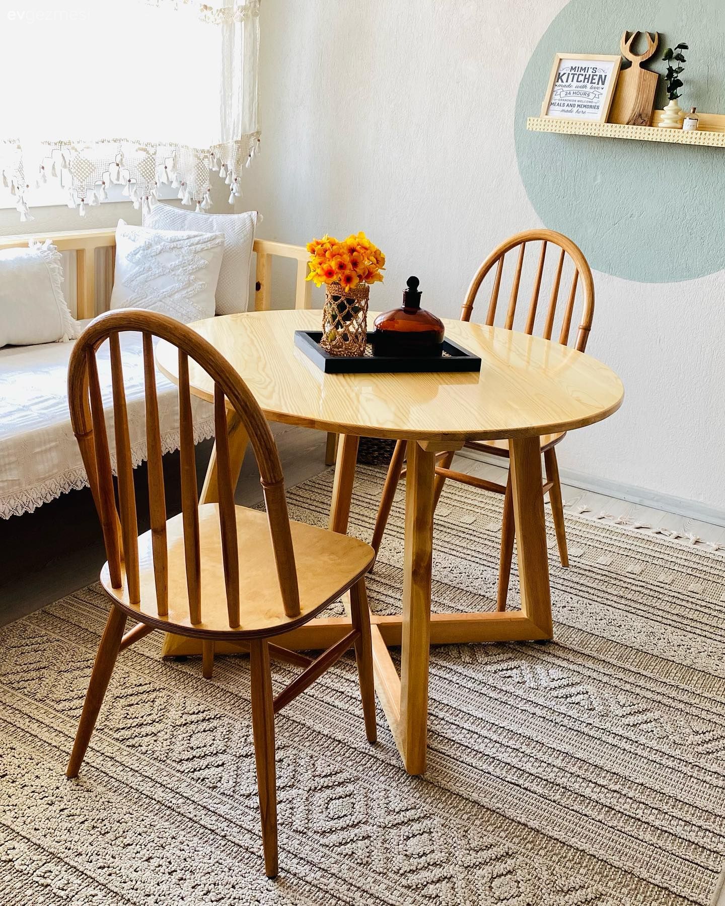 Mutfak masası, Ahşap Mobilya, Sandalye, Kırlent, Ev tekstili, Kilim, Halı, Duvar dekorasyonu