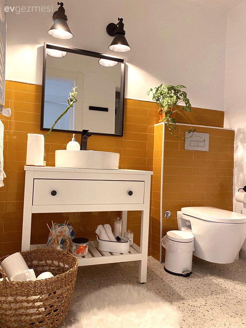 Banyo, Beyaz, Sarı, Banyo dolabı, Banyo aynası, Banyo paspası, Spot aydınlatma, Aydınlatma, Banyo aksesuarları