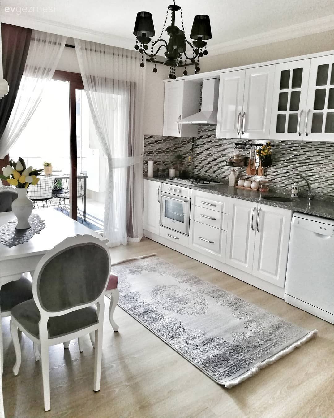Mutfak, Gri, Beyaz, Siyah, Shaker kapaklı dolaplar, Mutfak tezgahı, Mutfak tezgah arası, Tül perde, Perde, Fon perde, Mutfak Avize Modelleri, Mutfak halısı, Mutfak masası, Sandalye, Mutfak aksesuarları