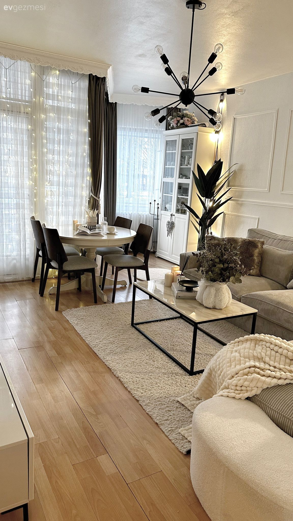 Salon, İskandinav, Beyaz, Bej, Gri, Kahverengi, Siyah, Köşe koltuk, Koltuk takımı, Orta sehpa, Sehpa, Sandalye, Yemek masası, Ev bitkisi, Duvar çıtalama, Spot aydınlatma, Aydınlatma, Halı, Salon halısı, Dekoratif Objeler, Vitrin, Tül perde, Perde