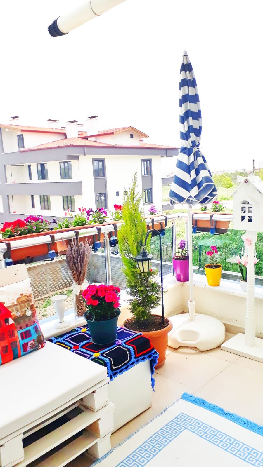 Balkon, Beyaz, Mavi, Pembe, Palet, Balkon çiçekleri, Kırlent, Ev tekstili