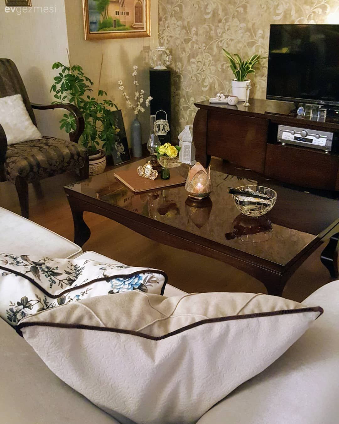 Salon, Klasik, Krem, Kahverengi, Beyaz, Koltuk takımı, Berjer, Tv ünitesi, Çiçekli desen, Desenler, Duvar kağıdı, Duvar dekorasyonu, Orta sehpa, Sehpa, Tablo, Sehpa üstü aksesuarı, Ev Aksesuar, Saksı, Ev bitkisi