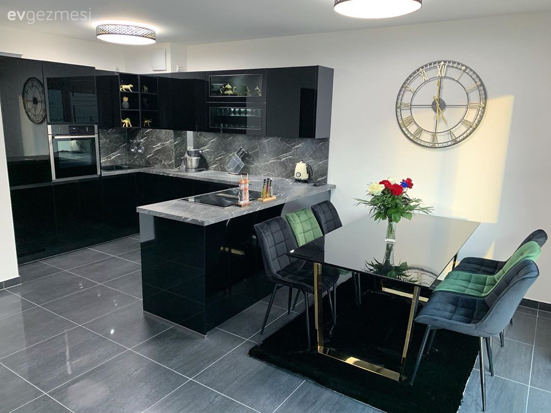 Amerikan Mutfak, Mutfak, Siyah mutfak, Yeşil, Altın, Gri, Mavi, Mutfak yarım adası, Mutfak tezgahı, Mutfak tezgah arası, Mutfak masası, Sandalye, Duvar saati, Duvar dekorasyonu, Mutfak Avize Modelleri, Aydınlatma, Mutfak zemin seramikleri, Vazo, Ev Aksesuar, Çiçekler, Cam Ankastre, Ankastre