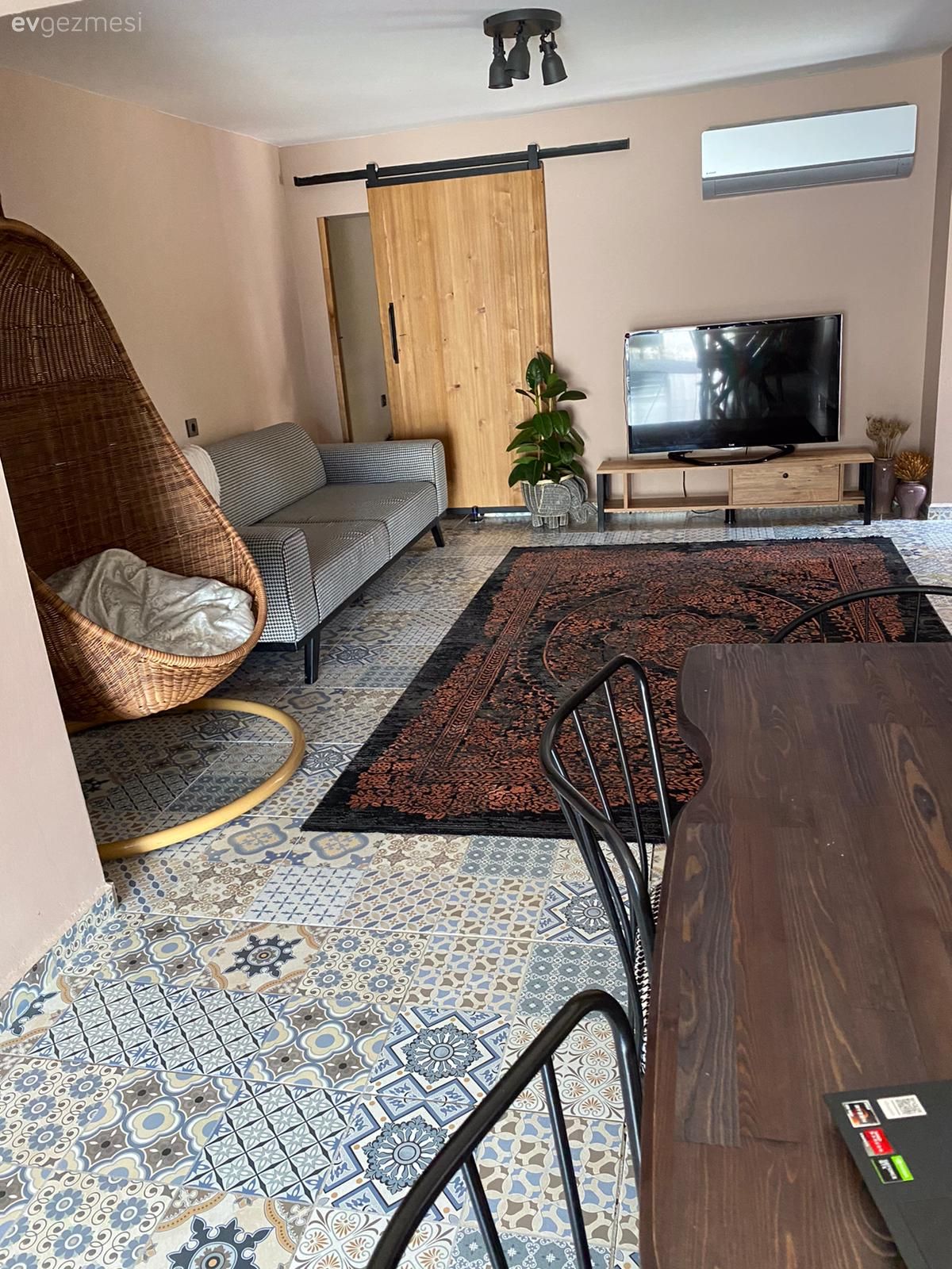 Salon, Beyaz, Gri, Kahverengi, Koltuk takımı, Halı, Salon halısı, Salıncak, Sandalye, Yemek masası, Zemin seramikleri