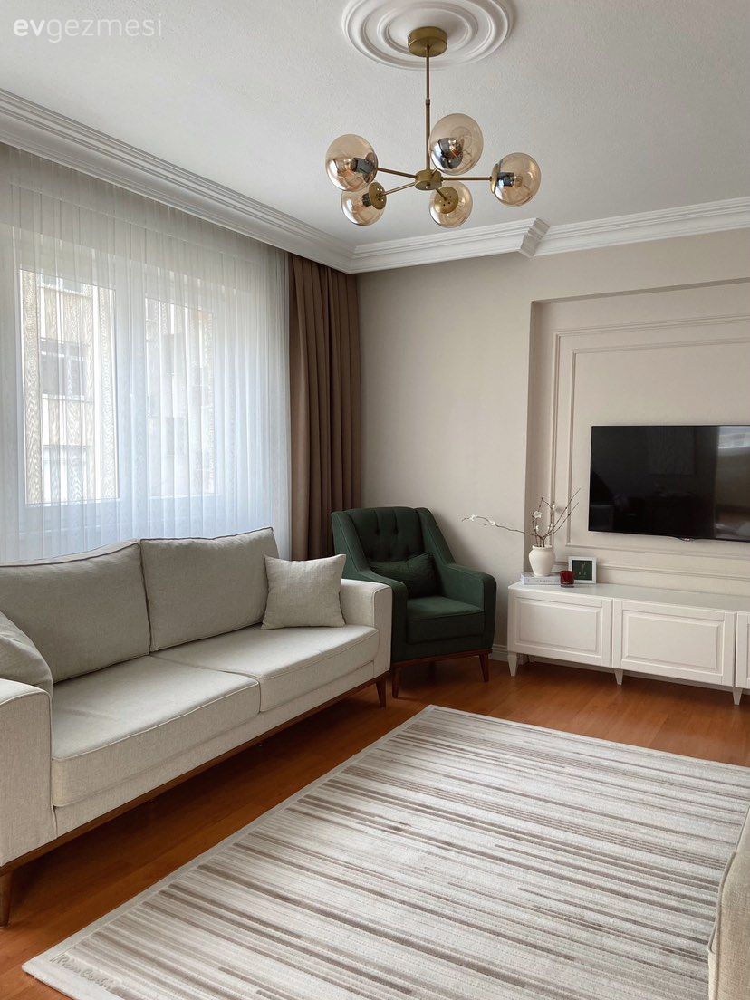 Salon, Modern, Beyaz, Krem, Bej, Duvar çıtalama, Tv ünitesi, Tv ünitesi aksesuarları, Ev Aksesuar, Halı, Yan sehpa, Sehpa, Salon avizesi, Parke, Ev bitkisi, Saksı, Tül perde, Perde, Fon perde