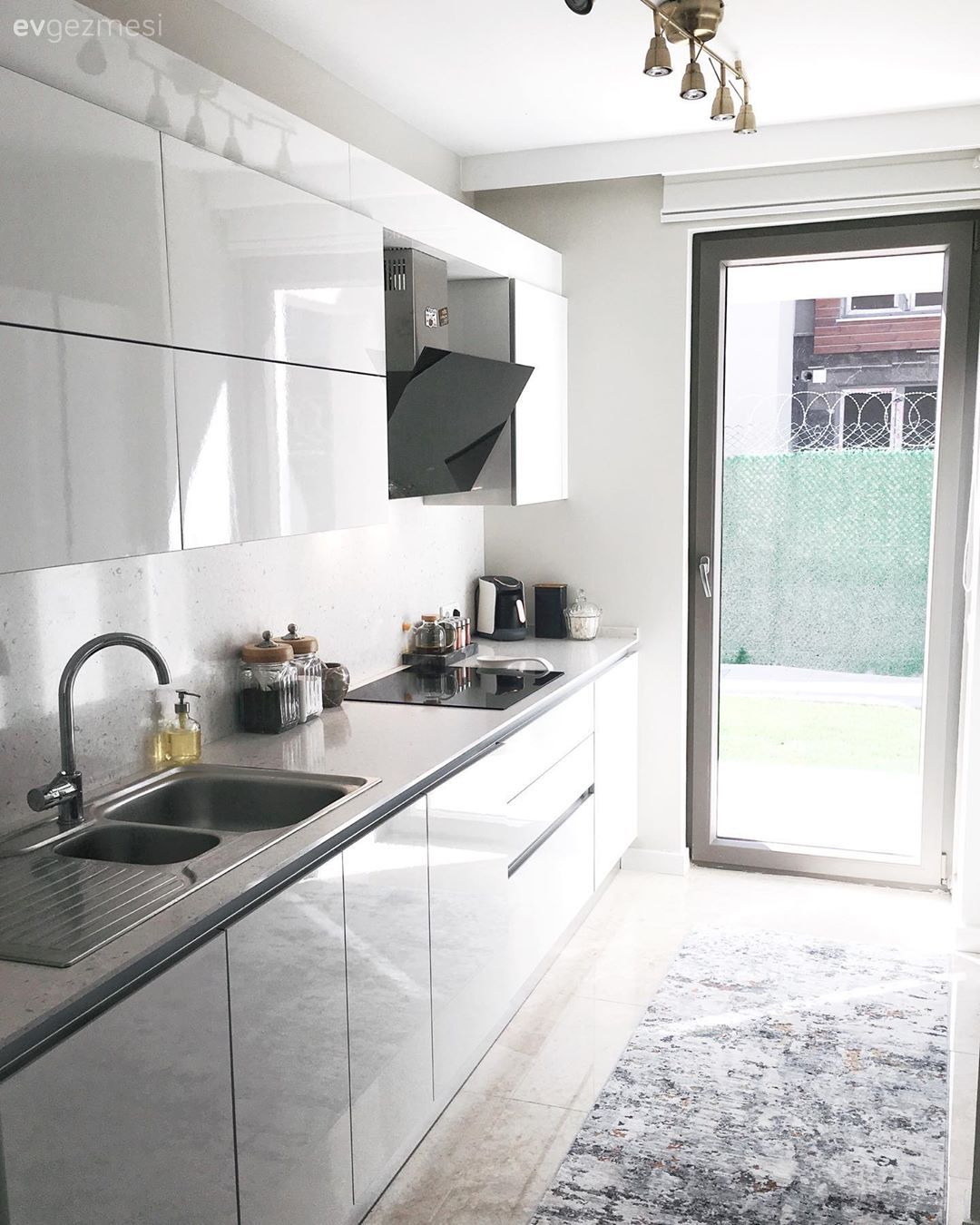 Mutfak, Büyük mutfak, Beyaz mutfak, Modern mutfak, Kulpsuz mutfak dolabı, Mutfak tezgahı, Mutfak tezgah arası, Halı, Mutfak halısı, Davlumbaz, Ankastre, Avize, Aydınlatma, Mutfak Avize Modelleri