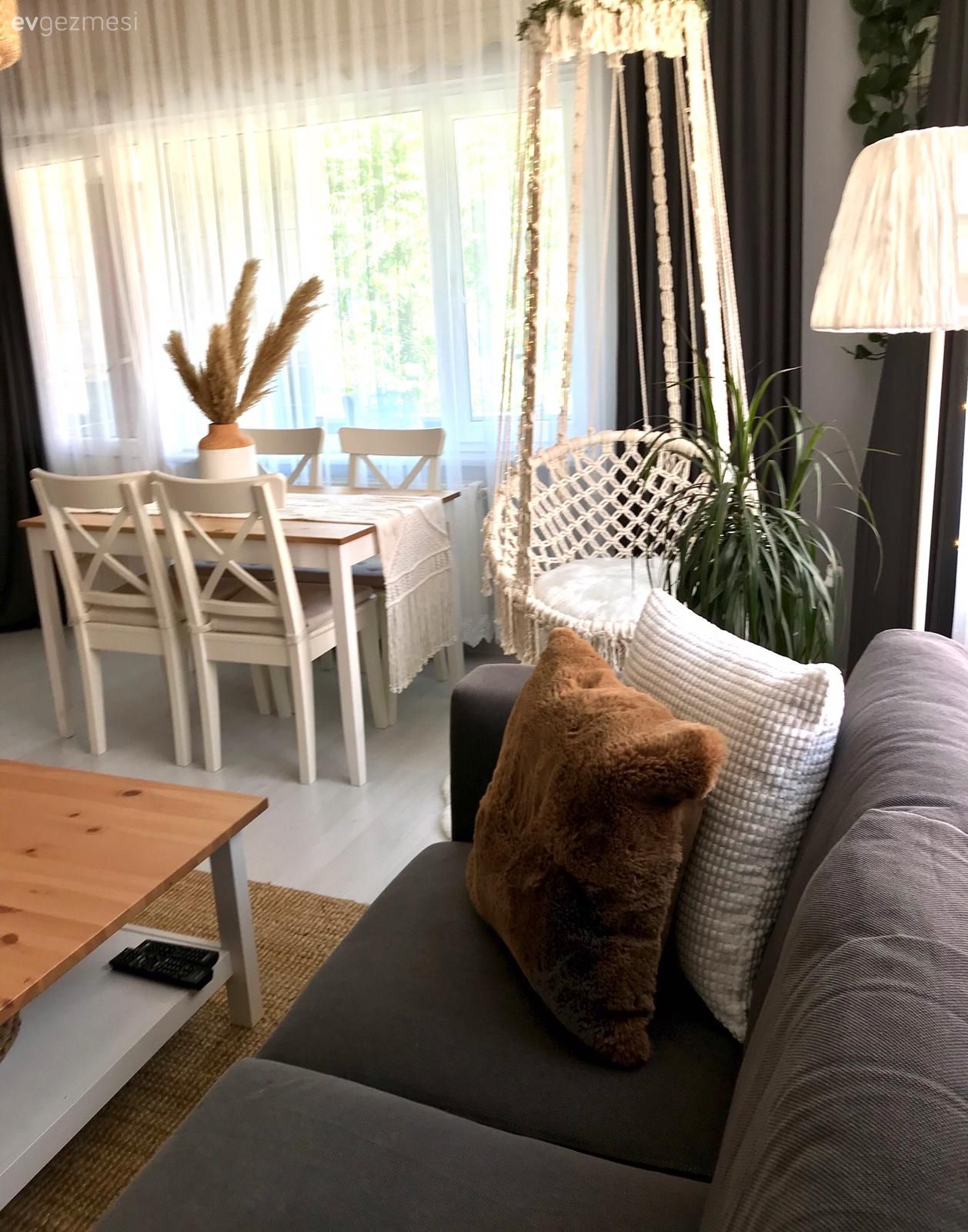Salon, Bohem Dekorasyon, Gri, Beyaz, Ahşap Mobilya, Köşe koltuk, Koltuk takımı, Kırlent, Ev tekstili, Fon perde, Perde, Jüt halı, Halı, Orta sehpa, Sehpa, Salıncak, Ev bitkisi, Vazo, Ev Aksesuar, Pampas otu, Yemek masası, Sandalye, Lambader, Aydınlatma