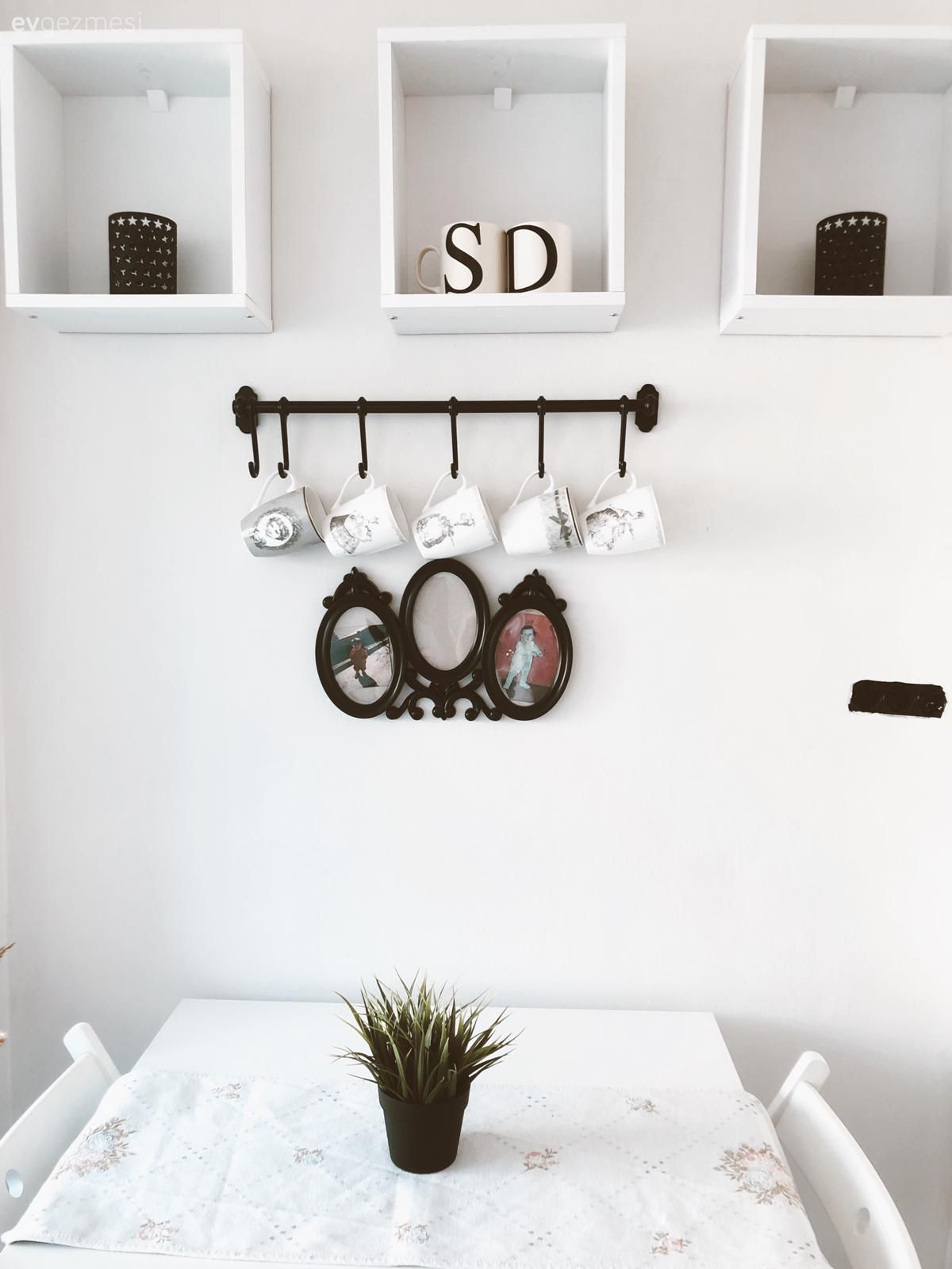 Mutfak, Beyaz, Beyaz mutfak, İskandinav, Mutfak masası, Sandalye, Mutfak rafı, Mutfak aksesuarları, Vazo, Ev Aksesuar, Pampas otu