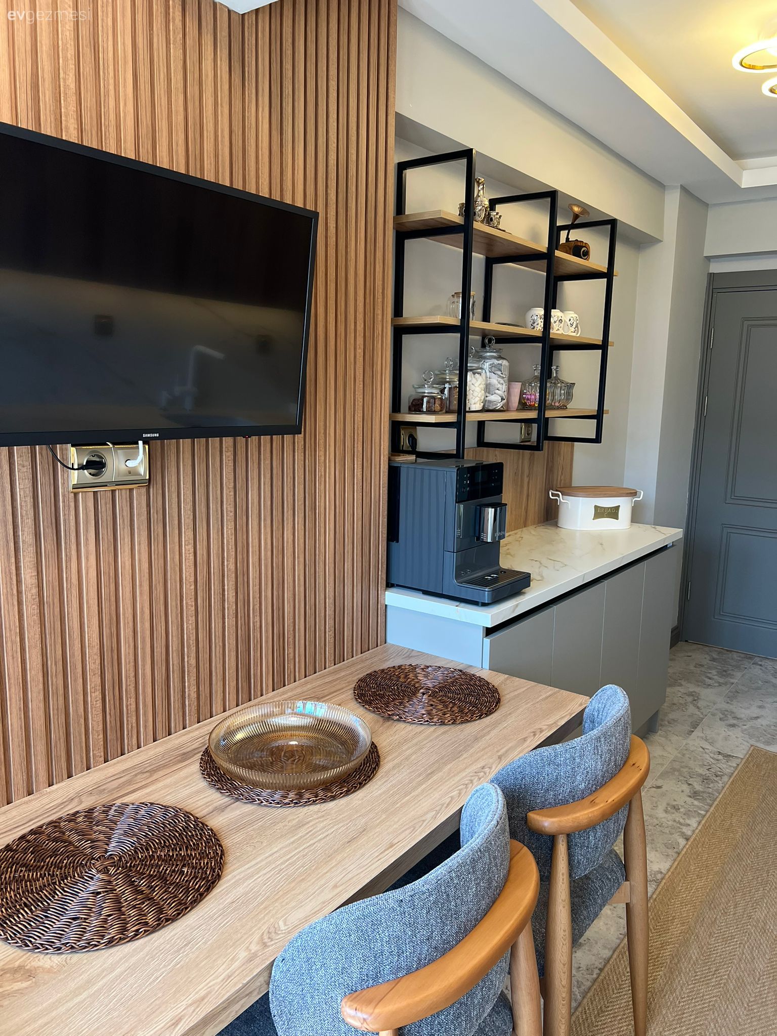 Koridor Tipi Bu Mutfakta İki Duvar da İlgi Çekici Tasarımlarla Dolu!