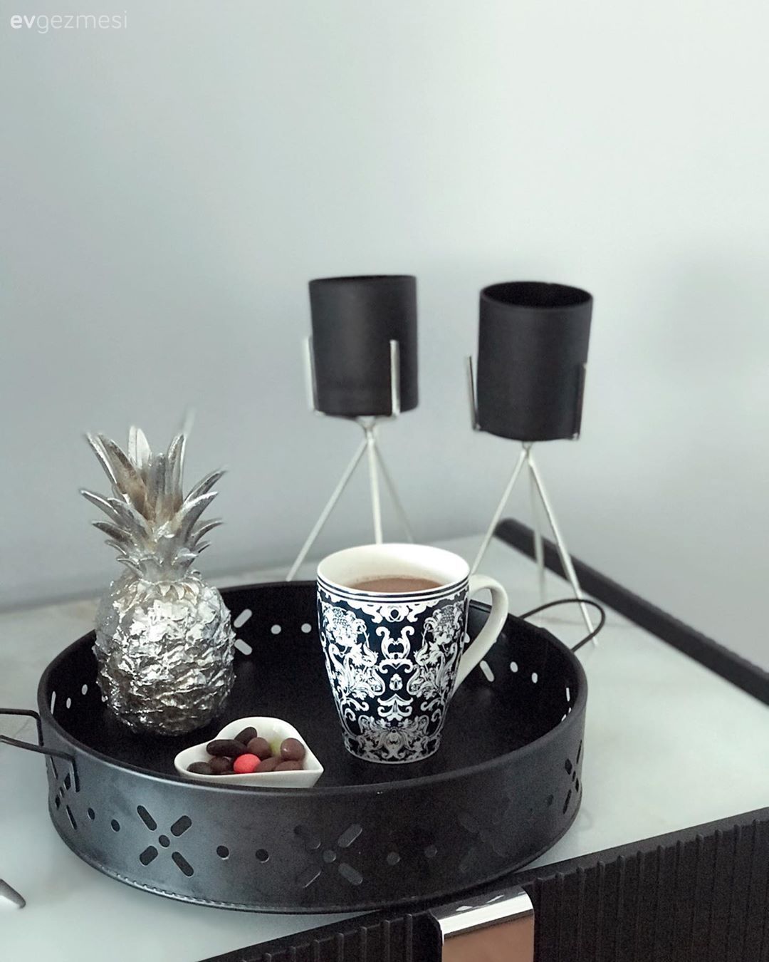 Ev Gezmesi: Metalik Işıltılarıyla Modern ve Şık Bir Dekor