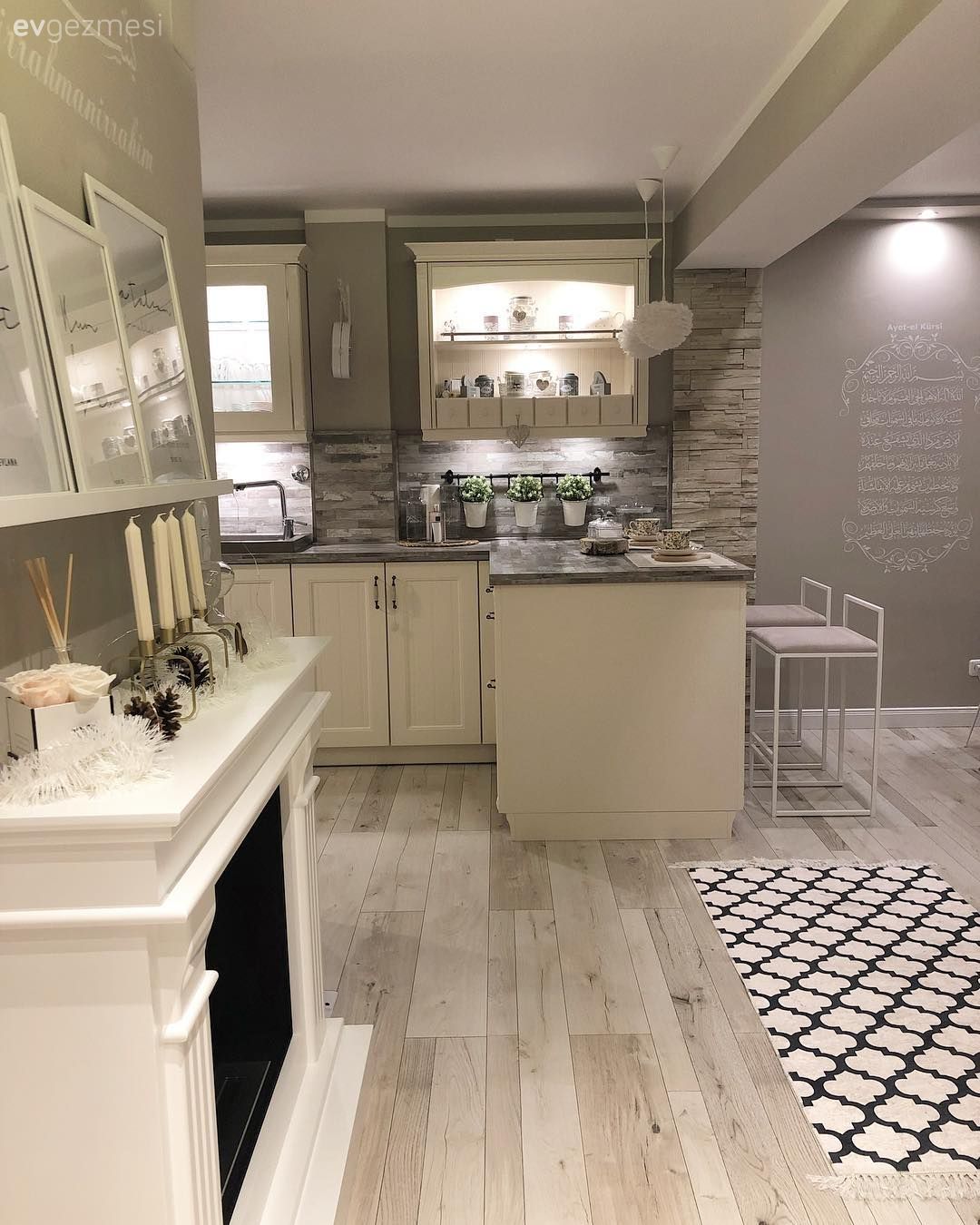 Mutfak, Beyaz mutfak, Gri, Bej, Mutfak yarım adası, Taş duvar, Duvar dekorasyonu, Bar masa & sandalyeleri, Şömine, Tablo, Şamdan, Ev Aksesuar, Geometrik desen, Desenler, Parke