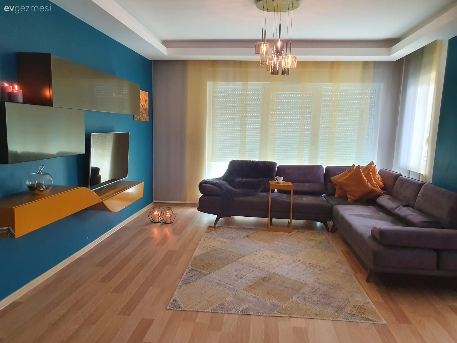 Salon, Modern, Büyük salon, Mavi duvar, Gri, Sarı, Köşe koltuk, Koltuk takımı, Halı, Tül perde, Perde, Avize, Aydınlatma, Salon avizesi, Tv ünitesi, Kırlent, Ev tekstili, Dubleks evler