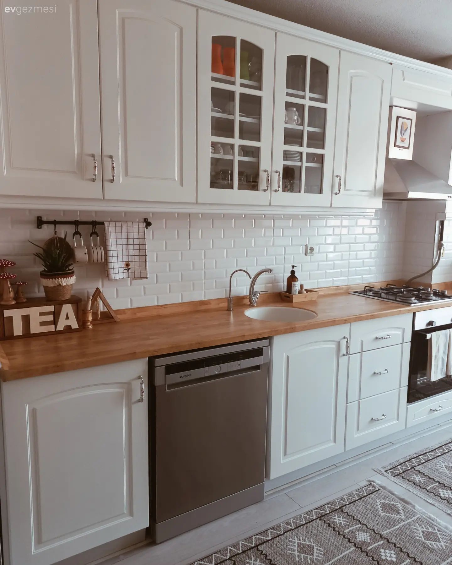 Mutfak, Beyaz ve ahşap mutfak, Beyaz, Siyah, Ahşap mutfak tezgahı, Mutfak tezgahı, Mutfak tezgah arası, Tezgah arası seramik, Mutfak halısı, Shaker kapaklı dolaplar