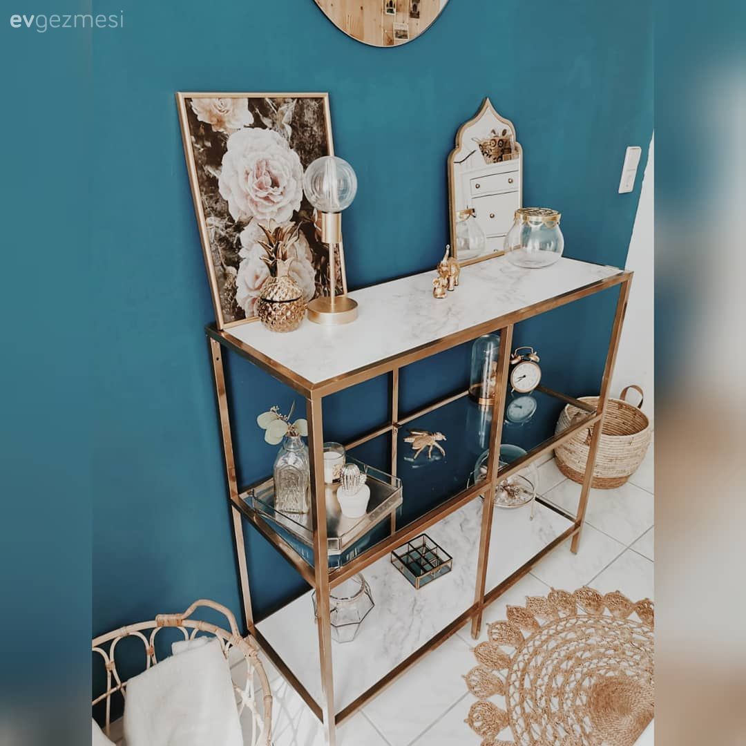 Dresuar, Dresuar dekorasyonu, Tablo, Duvar dekorasyonu, Beyaz, Altın, Mavi duvar, Vazo, Ev Aksesuar, Dekoratif Objeler