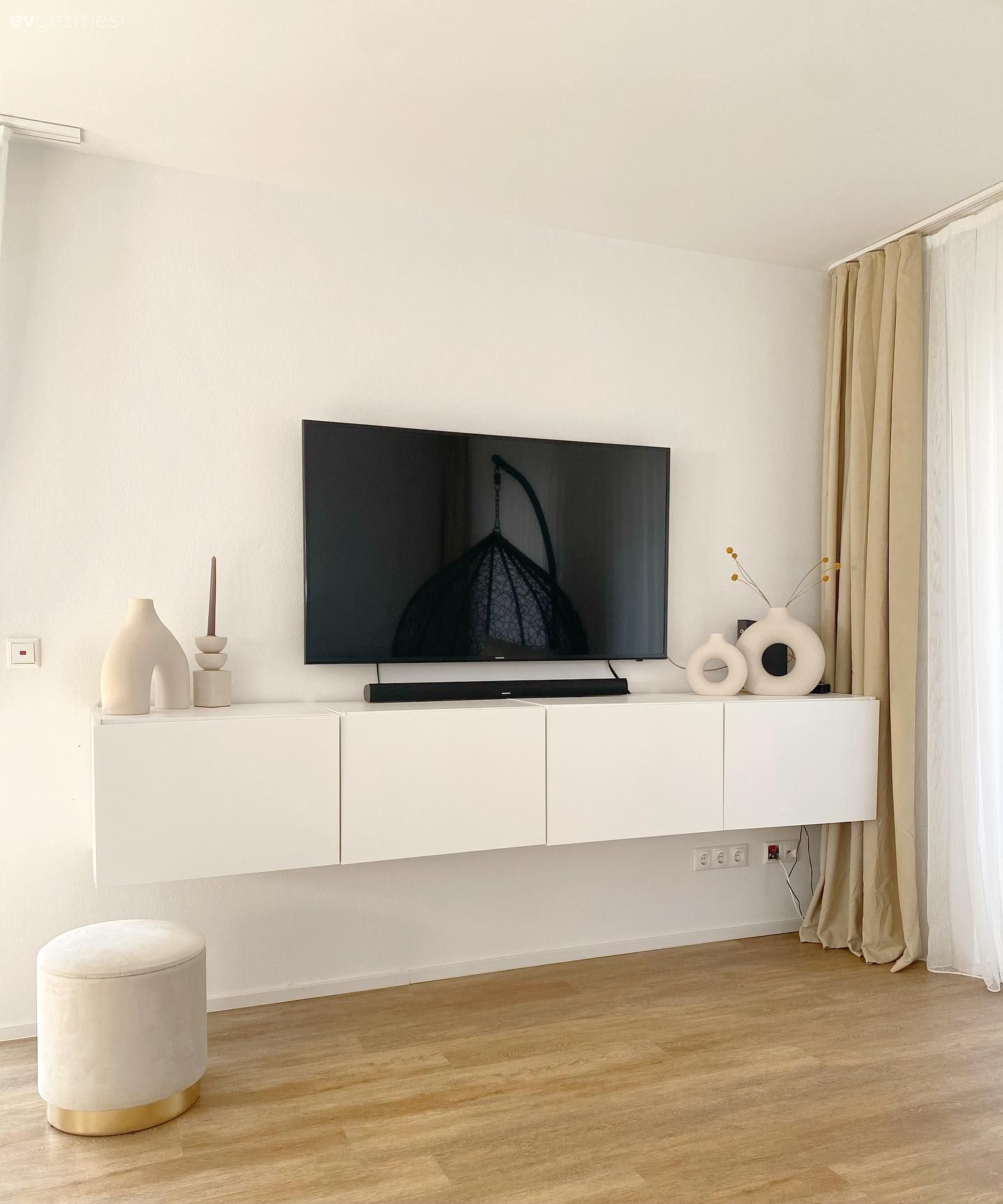 Tv ünitesi, Tv ünitesi aksesuarları, Ev Aksesuar, Beyaz, Modern, Fon perde, Perde, Krem, Tül perde, Saksı, Dekoratif Objeler, Puf, Parke