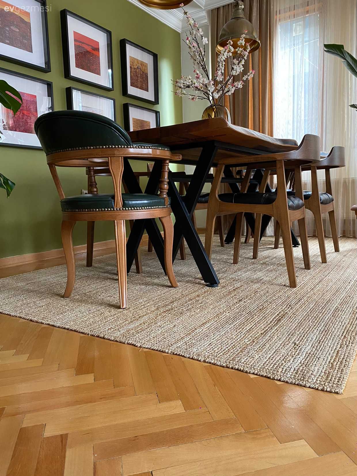 Sandalye, Ahşap Mobilya, Siyah, Kahverengi, Yeşil duvar, Çerçeve, Parke, Fon perde, Perde, Tül perde, Vazo, Ev Aksesuar, Jüt halı, Halı, Yemek masası