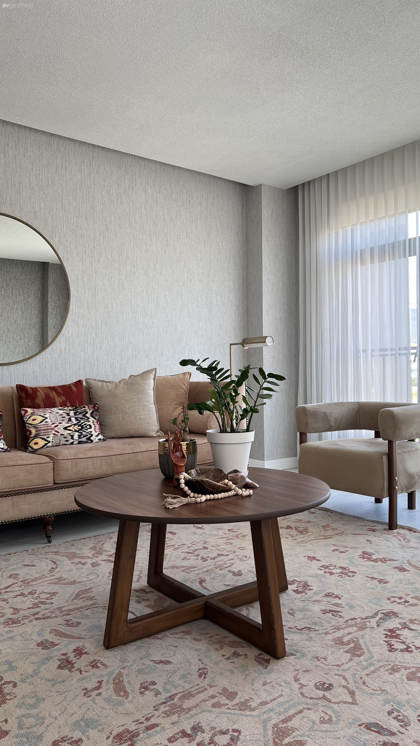 Popüler Trendlere Meydan Okuyan Midimalist Bir Afyon Evi