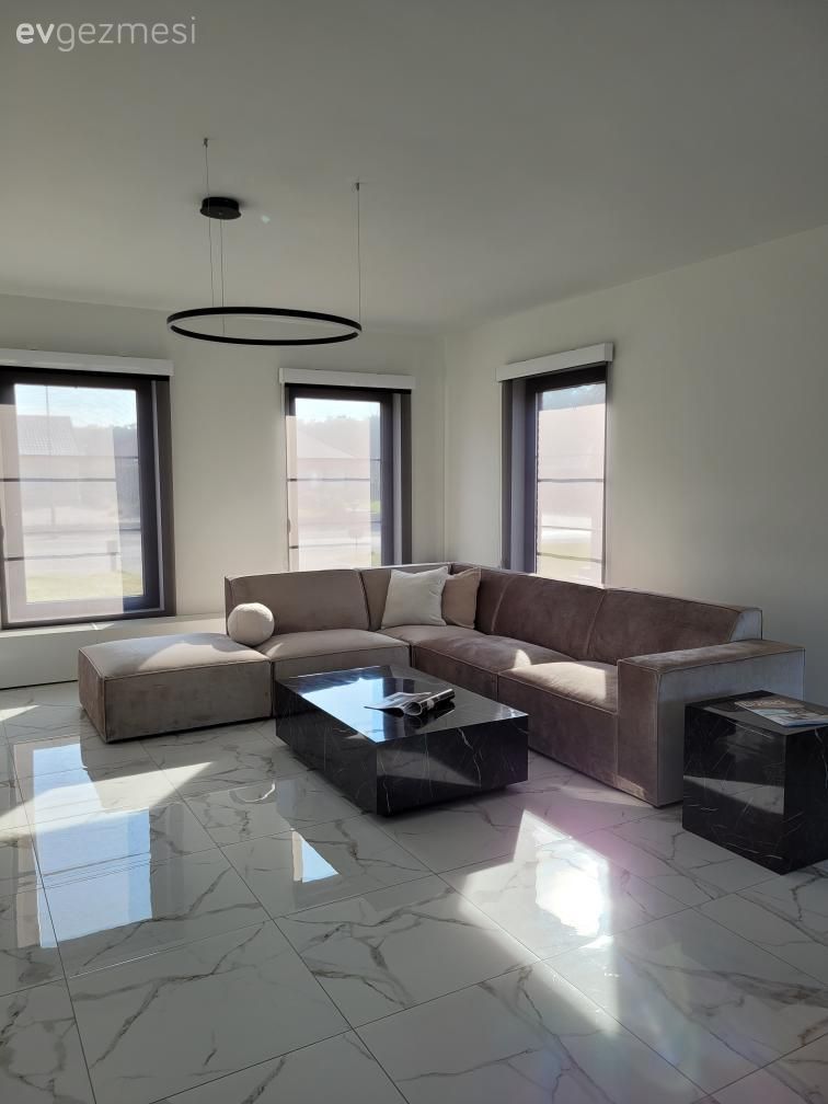 Salon, Modern, Beyaz, Siyah, Pudra pembe, Köşe koltuk, Koltuk takımı, Orta sehpa, Sehpa, Avize, Aydınlatma, Salon avizesi, Zemin seramikleri, Yan sehpa, Mermer