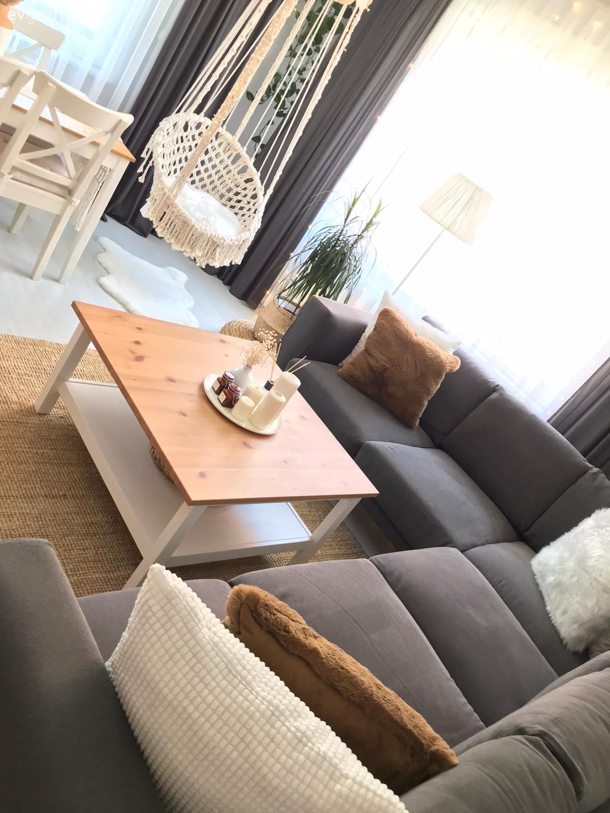 Salon, Bohem Dekorasyon, Gri, Beyaz, Ahşap Mobilya, Köşe koltuk, Koltuk takımı, Kırlent, Ev tekstili, Fon perde, Perde, Jüt halı, Halı, Salıncak, Yemek masası, Sandalye, Orta sehpa, Sehpa