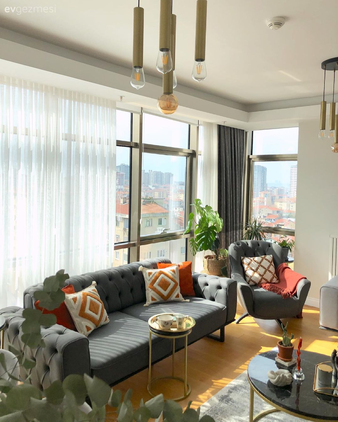 Salon, Modern rustik, Siyah, Gri, Ahşap Mobilya, Beyaz, Koltuk takımı, Turuncu, Halı, Salon halısı, Orta sehpa, Sehpa, Ev bitkisi, Tv ünitesi, Tv ünitesi aksesuarları, Ev Aksesuar, Pencere duvar dekoru, Duvar dekorasyonu, Tül perde, Perde, Berjer, Yan sehpa