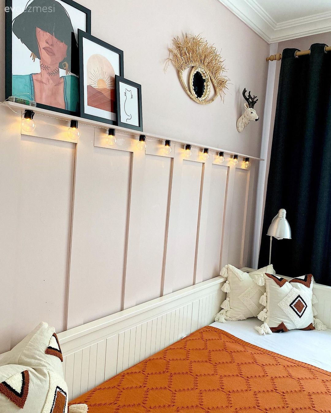 Oturma Odası, Sedir, Duvar çıtalama, Beyaz, Turuncu, Duvar dekorasyonu, Çerçeve, Fon perde, Perde, Avize, Aydınlatma, Led aydınlatma, Krem duvar